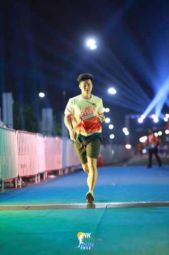 Race photo from PIK NITE RUN 2025