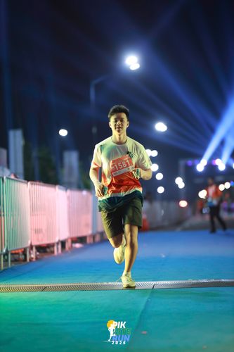 Race photo from PIK NITE RUN 2025