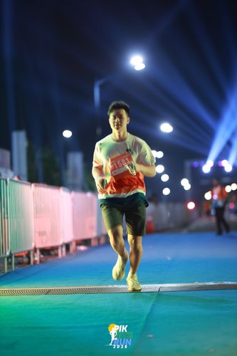 Race photo from PIK NITE RUN 2025