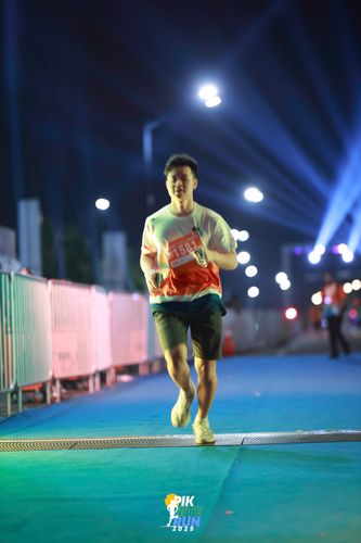 Race photo from PIK NITE RUN 2025