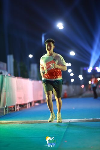 Race photo from PIK NITE RUN 2025