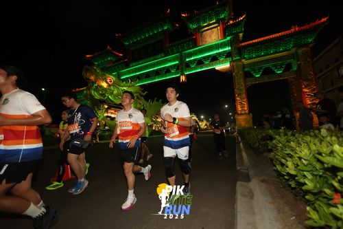 Race photo from PIK NITE RUN 2025