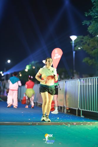 Race photo from PIK NITE RUN 2025