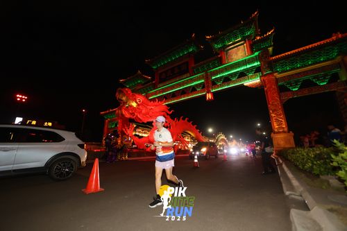 Race photo from PIK NITE RUN 2025