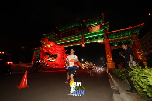 Race photo from PIK NITE RUN 2025
