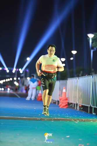 Race photo from PIK NITE RUN 2025