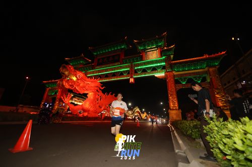 Race photo from PIK NITE RUN 2025
