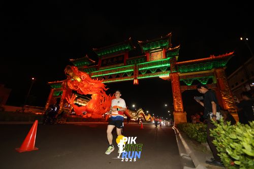 Race photo from PIK NITE RUN 2025