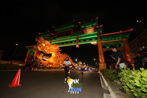 Race photo from PIK NITE RUN 2025