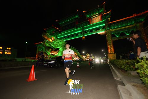 Race photo from PIK NITE RUN 2025