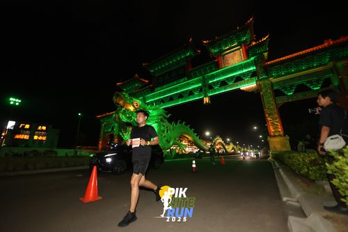 Race photo from PIK NITE RUN 2025