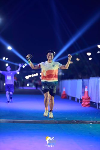 Race photo from PIK NITE RUN 2025