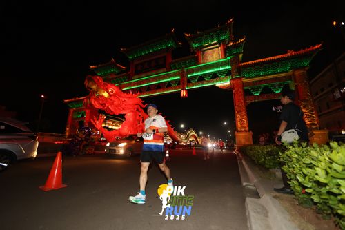 Race photo from PIK NITE RUN 2025