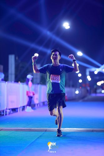 Race photo from PIK NITE RUN 2025