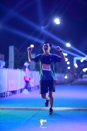 Race photo from PIK NITE RUN 2025