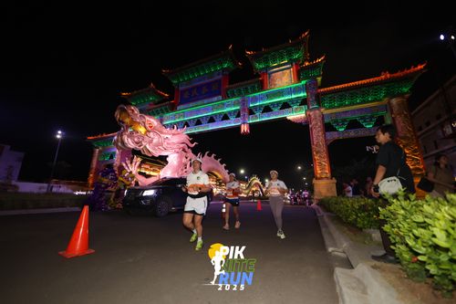 Race photo from PIK NITE RUN 2025