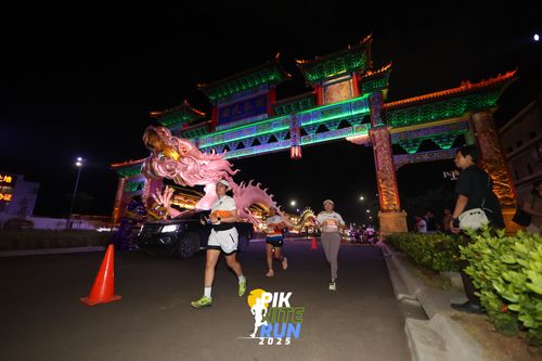 Race photo from PIK NITE RUN 2025