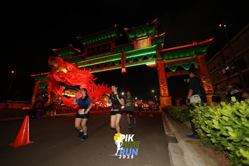 Race photo from PIK NITE RUN 2025