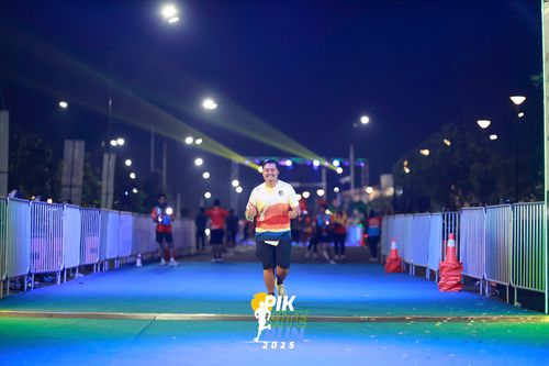 Race photo from PIK NITE RUN 2025