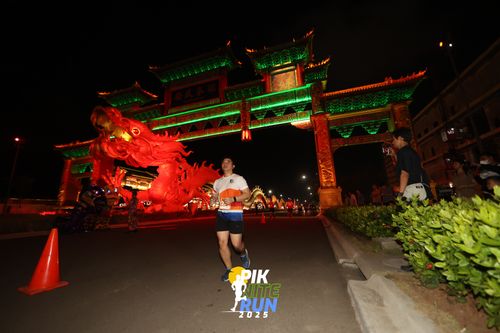 Race photo from PIK NITE RUN 2025