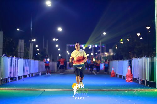 Race photo from PIK NITE RUN 2025