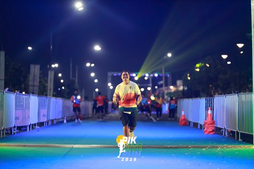Race photo from PIK NITE RUN 2025