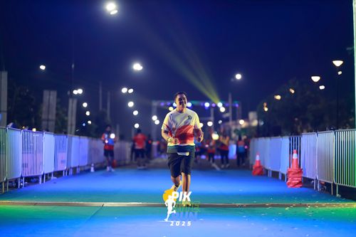 Race photo from PIK NITE RUN 2025