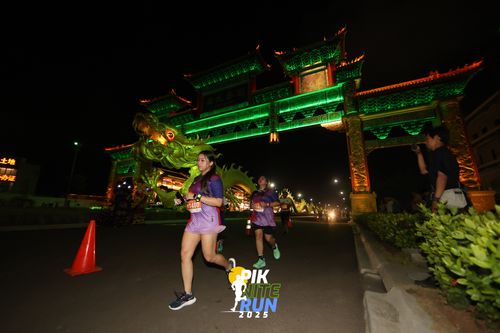 Race photo from PIK NITE RUN 2025