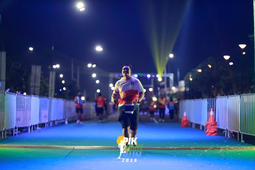 Race photo from PIK NITE RUN 2025
