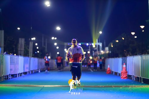 Race photo from PIK NITE RUN 2025