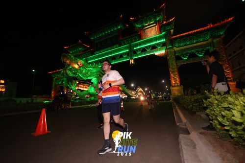 Race photo from PIK NITE RUN 2025