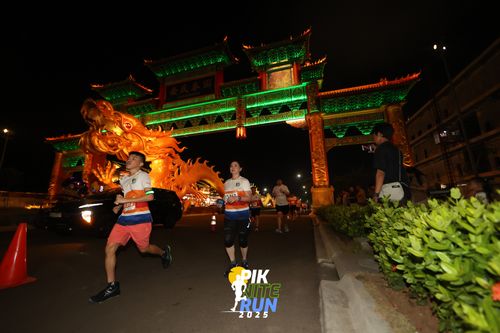 Race photo from PIK NITE RUN 2025
