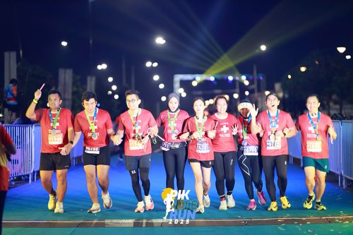Race photo from PIK NITE RUN 2025