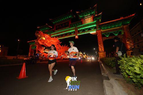 Race photo from PIK NITE RUN 2025