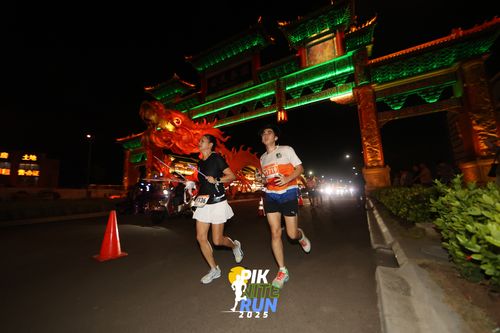 Race photo from PIK NITE RUN 2025