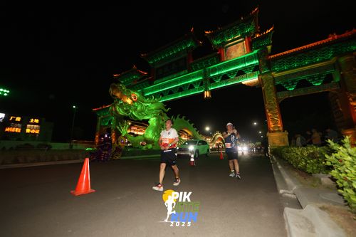 Race photo from PIK NITE RUN 2025