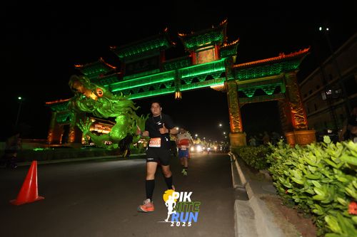 Race photo from PIK NITE RUN 2025