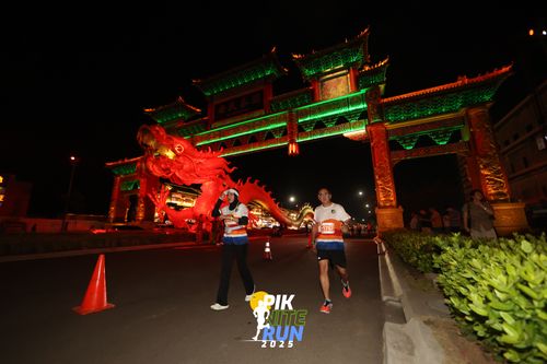 Race photo from PIK NITE RUN 2025