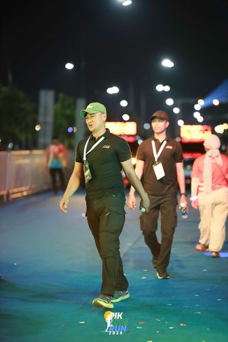 Race photo from PIK NITE RUN 2025