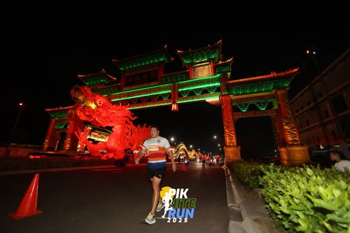 Race photo from PIK NITE RUN 2025