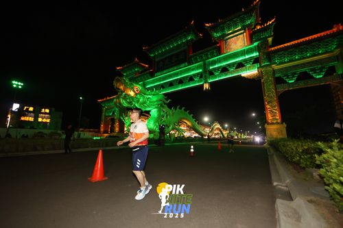 Race photo from PIK NITE RUN 2025