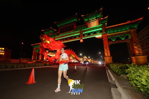 Race photo from PIK NITE RUN 2025