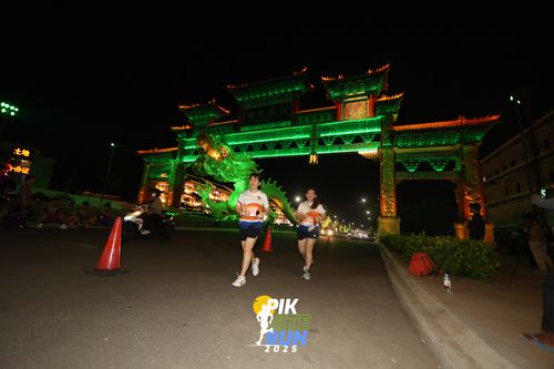 Race photo from PIK NITE RUN 2025