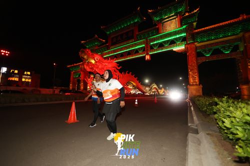 Race photo from PIK NITE RUN 2025