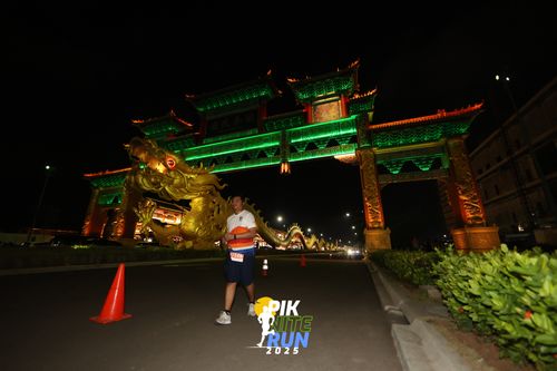 Race photo from PIK NITE RUN 2025