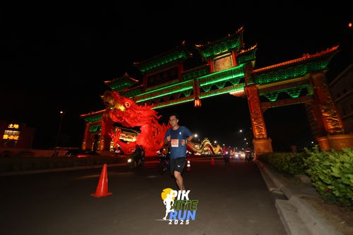 Race photo from PIK NITE RUN 2025