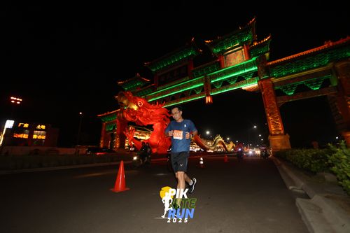 Race photo from PIK NITE RUN 2025