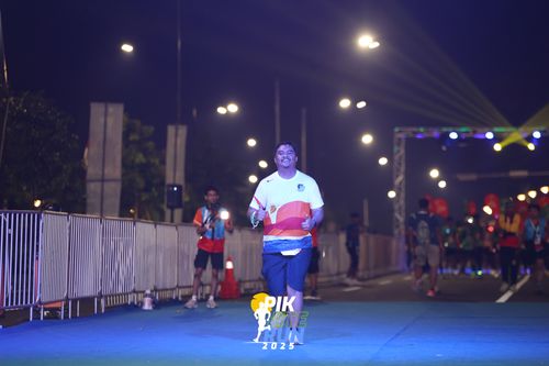 Race photo from PIK NITE RUN 2025