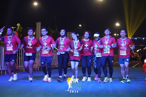 Race photo from PIK NITE RUN 2025