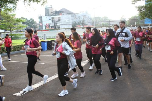 Race photo from Assurance Fun Run 2024